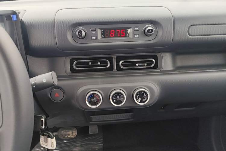 Used Wuling Zhiguang New Energy 2025 Standard Model Audio And AC Panel