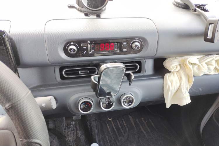 Used Wuling Zhiguang New Energy 2025 Model 305km Ambitious Edition Audio And AC Panel