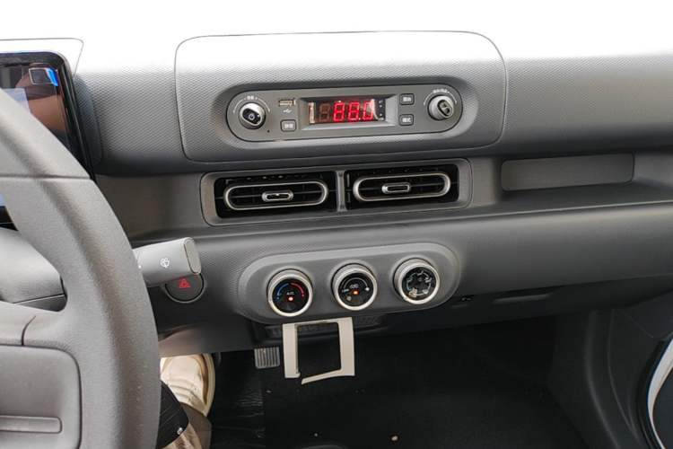 Used Wuling Zhiguang New Energy 2025 Model 305km Ambitious Edition Audio And AC Panel