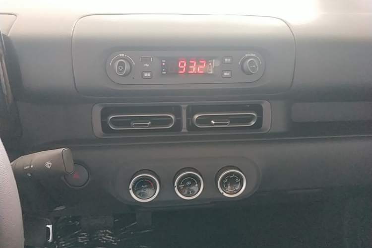 Used Wuling Zhiguang New Energy 2025 Model 305km Ambitious Edition Audio And AC Panel