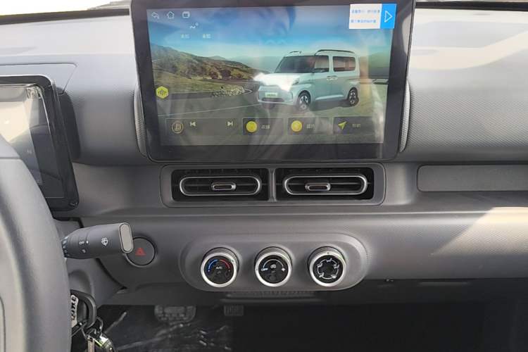 Used Wuling Zhiguang New Energy 2025 Model 305km Ambitious Edition Audio And AC Panel