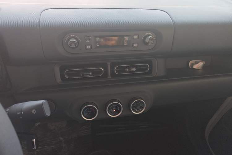 Used Wuling Zhiguang New Energy 2025 Model 305km Ambitious Edition Audio And AC Panel