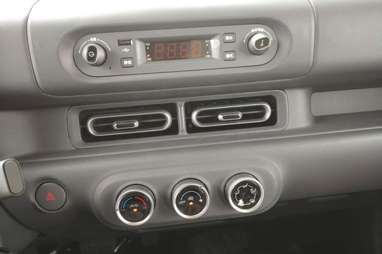 Used Wuling Zhiguang New Energy 2025 Model 305km Ambitious Edition Audio And AC Panel
