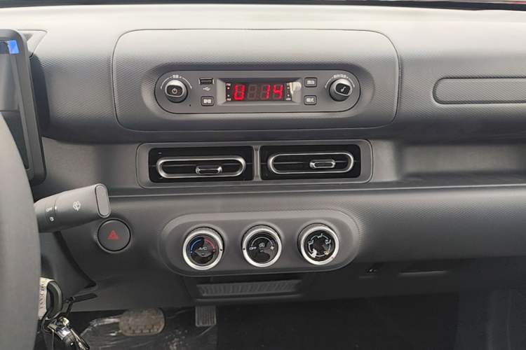Used Wuling Zhiguang New Energy 2025 Standard Model Audio And AC Panel