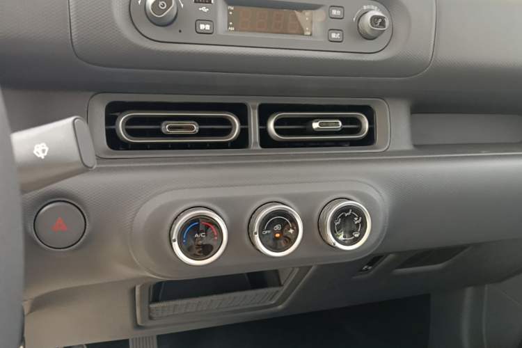 Used Wuling Zhiguang New Energy 2025 Model 305km Ambitious Edition Audio And AC Panel
