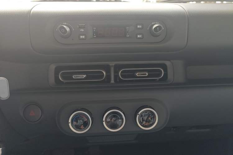 Used Wuling Zhiguang New Energy 2025 Model 305km Ambitious Edition Audio And AC Panel