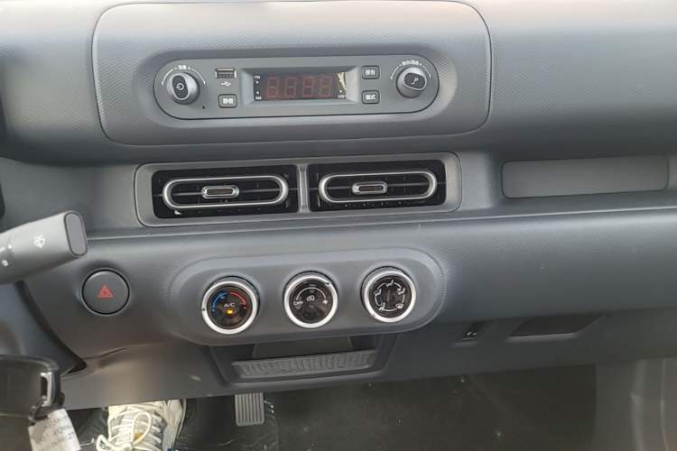 Used Wuling Zhiguang New Energy 2025 Model 305km Ambitious Edition Audio And AC Panel