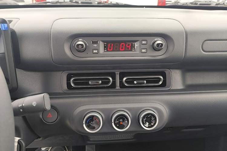Used Wuling Zhiguang New Energy 2025 Standard Model Audio And AC Panel
