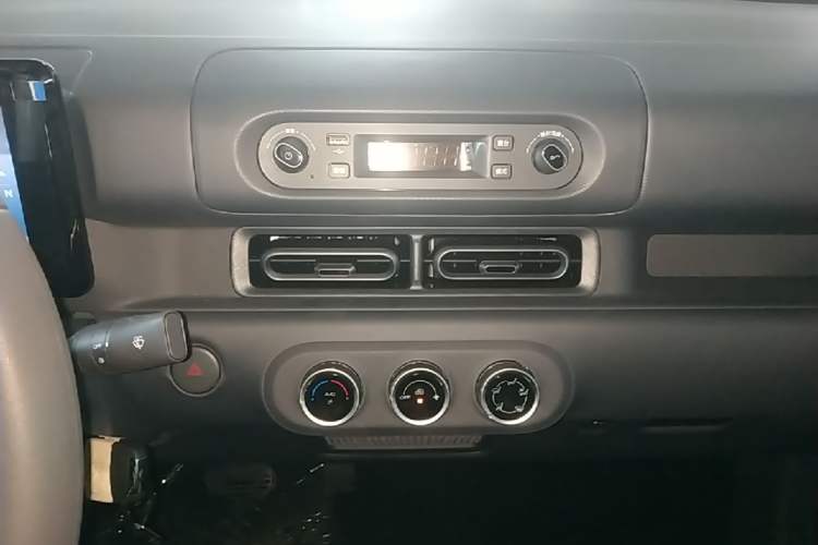 Used Wuling Zhiguang New Energy 2025 Model 305km Ambitious Edition Audio And AC Panel
