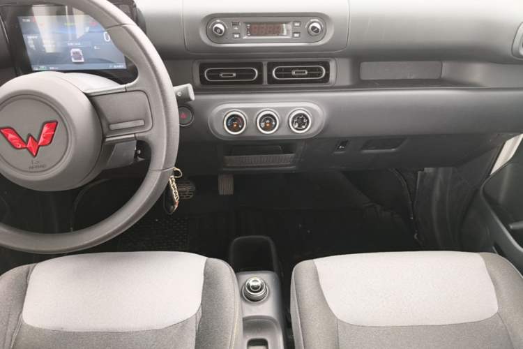 Used Wuling Zhiguang New Energy 2025 Model 305km Ambitious Edition Audio And AC Panel