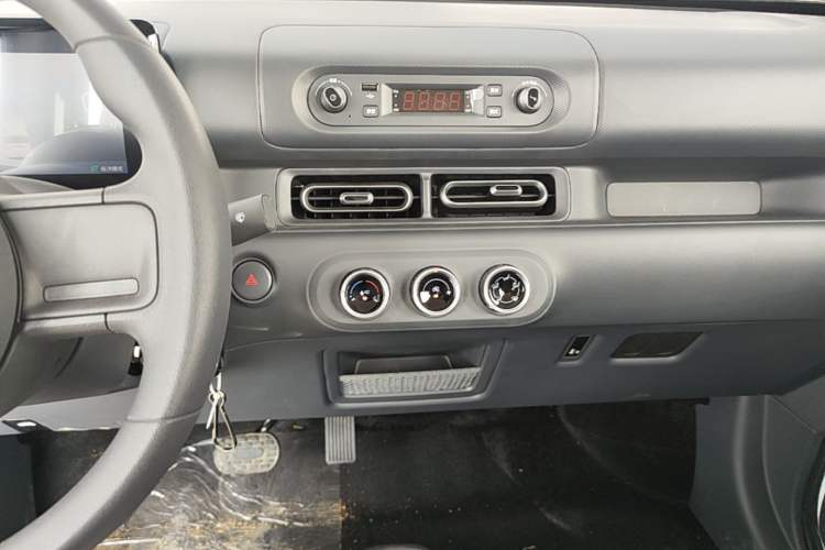Used Wuling Zhiguang New Energy 2025 Model 305km Ambitious Edition Audio And AC Panel