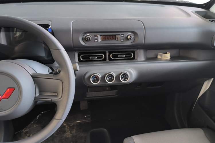 Used Wuling Zhiguang New Energy 2025 Model 305km Ambitious Edition Audio And AC Panel