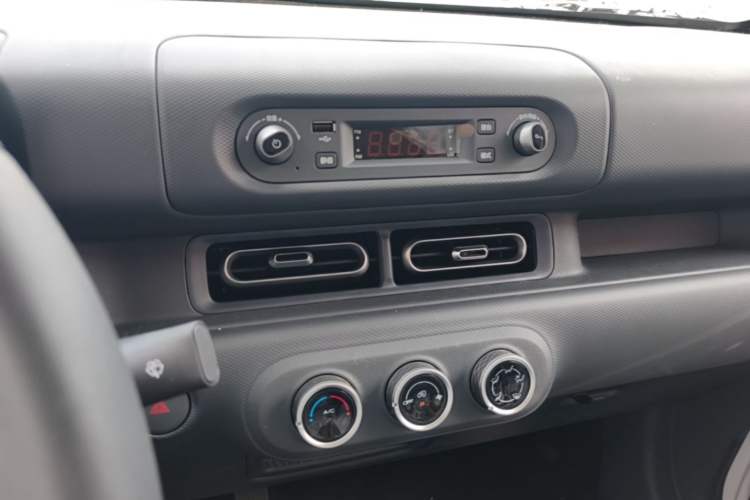 Used Wuling Zhiguang New Energy 2025 Model 305km Ambitious Edition Audio And AC Panel