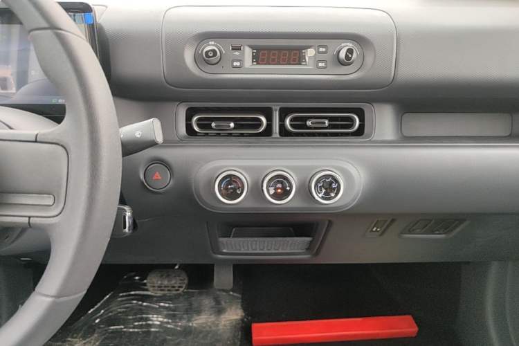 Used Wuling Zhiguang New Energy 2025 Model 305km Ambitious Edition Audio And AC Panel