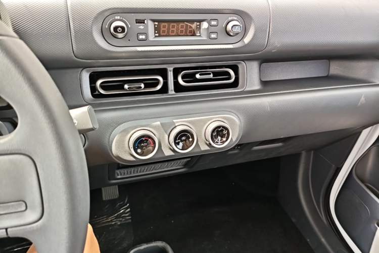 Used Wuling Zhiguang New Energy 2025 Model 305km Ambitious Edition Audio And AC Panel