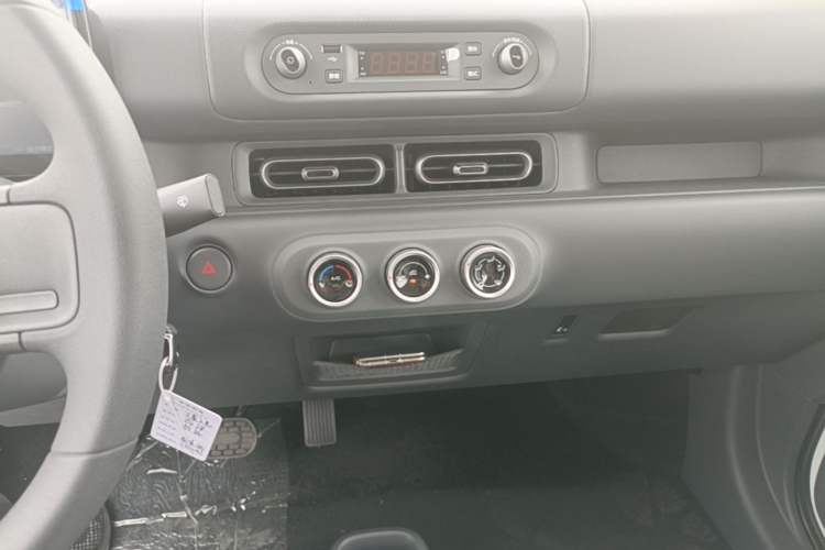 Used Wuling Zhiguang New Energy 2025 Model 305km Ambitious Edition Audio And AC Panel