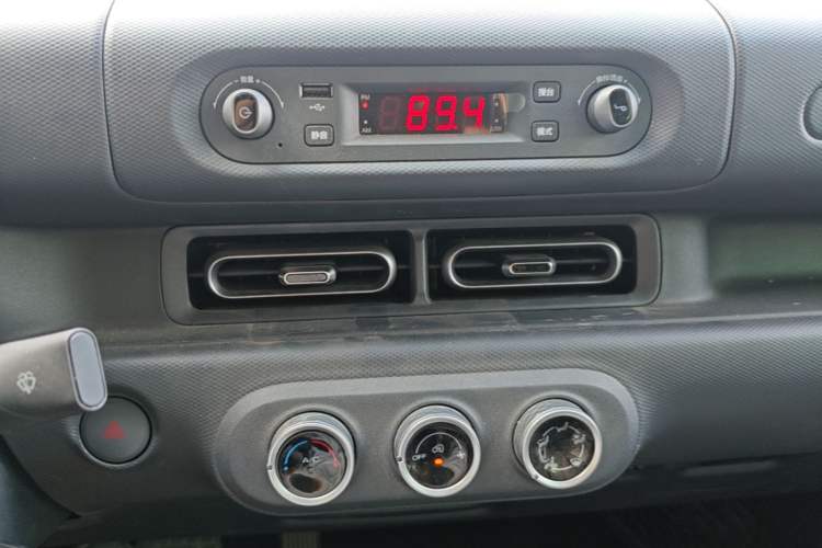 Used Wuling Zhiguang New Energy 2025 Standard Model Audio And AC Panel