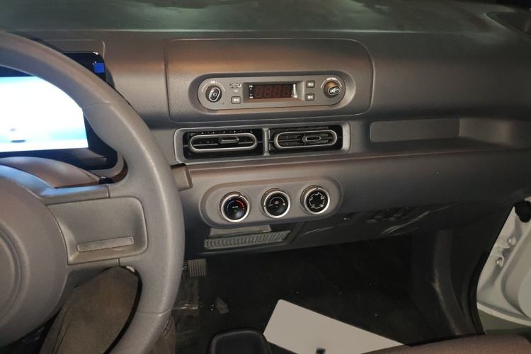 Used Wuling Zhiguang New Energy 2025 Model 305km Ambitious Edition Audio And AC Panel