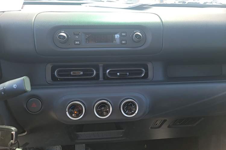 Used Wuling Zhiguang New Energy 2025 Model 305km Ambitious Edition Audio And AC Panel