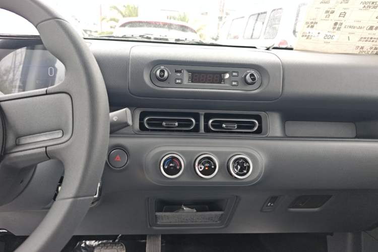 Used Wuling Zhiguang New Energy 2025 Model 305km Ambitious Edition Audio And AC Panel