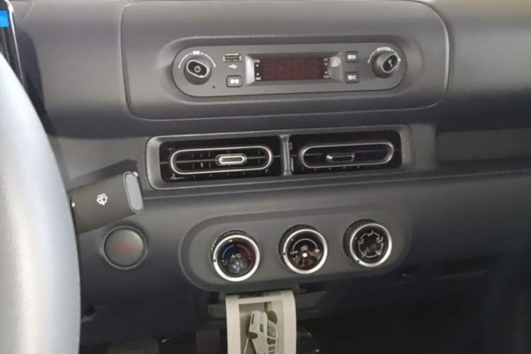Used Wuling Zhiguang New Energy 2025 Model 305km Ambitious Edition Audio And AC Panel
