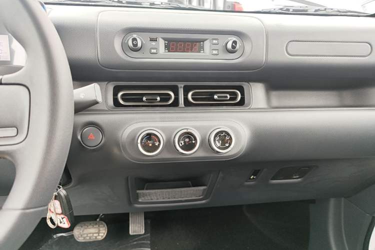 Used Wuling Zhiguang New Energy 2025 Standard Model Audio And AC Panel