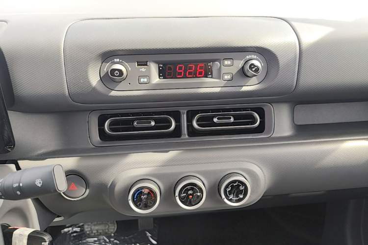Used Wuling Zhiguang New Energy 2025 Model 305km Ambitious Edition Audio And AC Panel