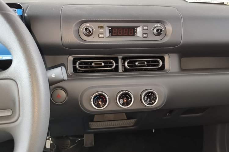 Used Wuling Zhiguang New Energy 2025 Model 305km Ambitious Edition Audio And AC Panel