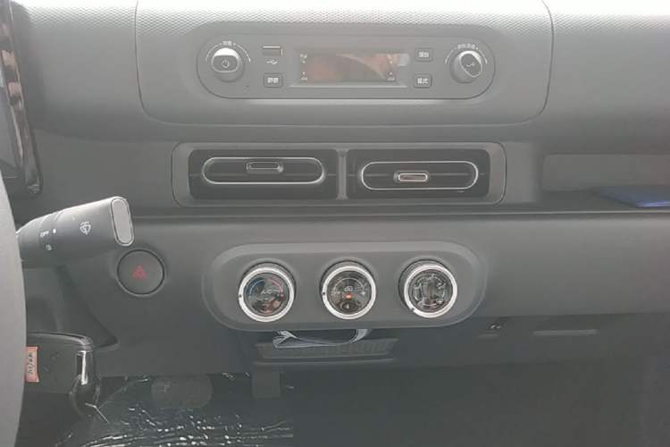 Used Wuling Zhiguang New Energy 2025 Model 305km Ambitious Edition Audio And AC Panel