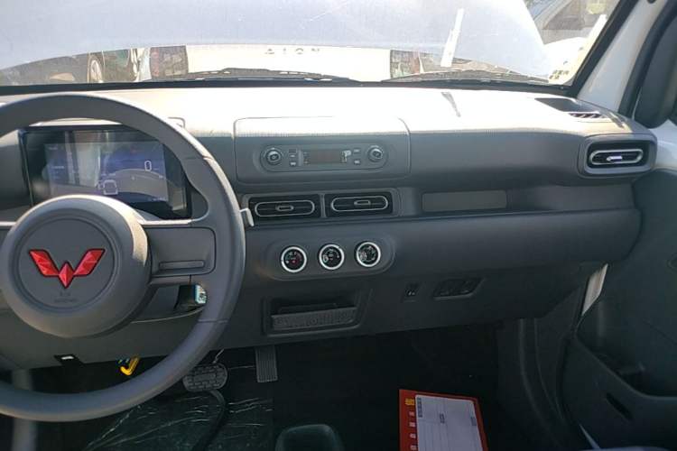 Used Wuling Zhiguang New Energy 2025 Model 305km Ambitious Edition Audio And AC Panel