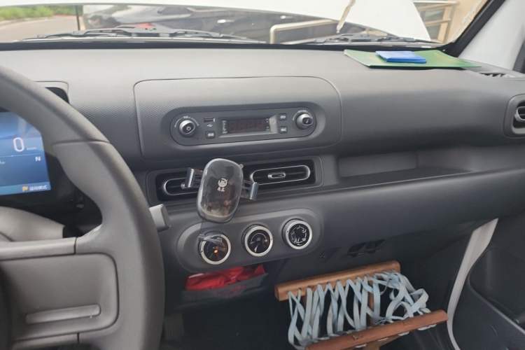 Used Wuling Zhiguang New Energy 2025 Model 305km Ambitious Edition Audio And AC Panel