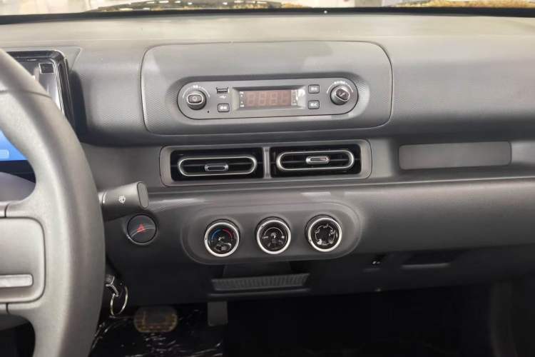 Used Wuling Zhiguang New Energy 2025 Model 305km Ambitious Edition Audio And AC Panel