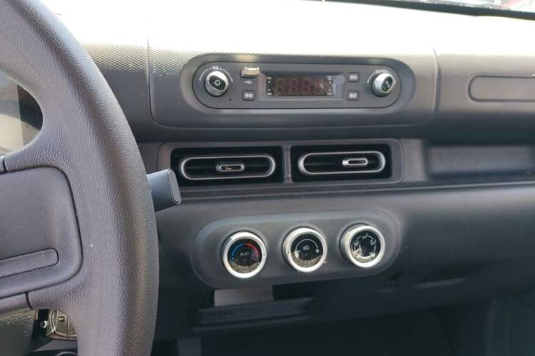Used Wuling Zhiguang New Energy 2025 Standard Model Audio And AC Panel