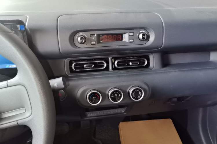 Used Wuling Zhiguang New Energy 2025 Model 305km Ambitious Edition Audio And AC Panel