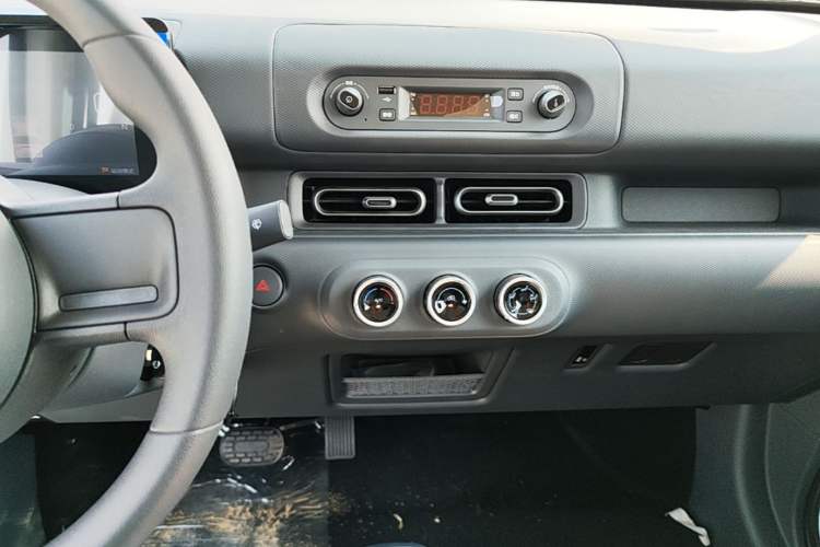 Used Wuling Zhiguang New Energy 2025 Model 305km Ambitious Edition Audio And AC Panel