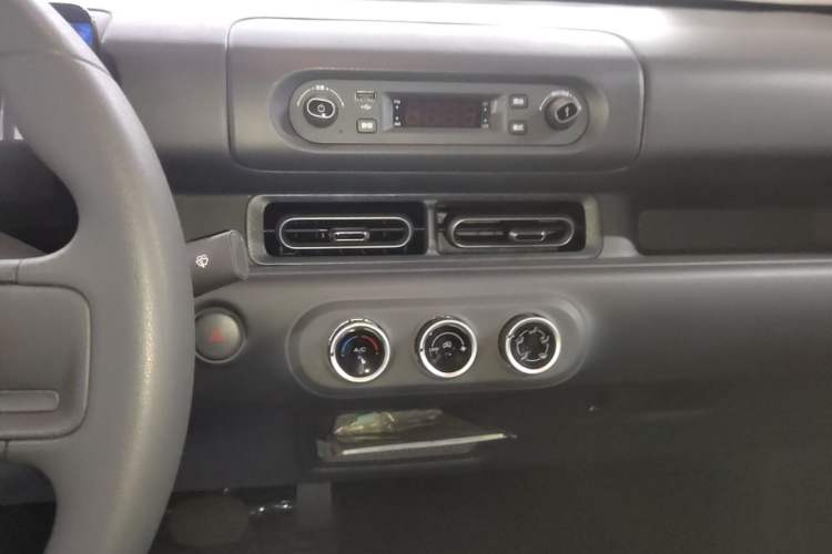 Used Wuling Zhiguang New Energy 2025 Model 305km Ambitious Edition Audio And AC Panel