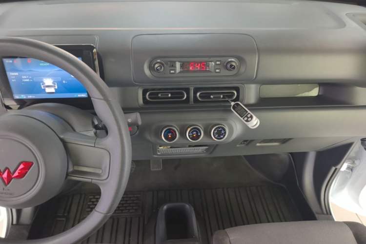 Used Wuling Zhiguang New Energy 2025 Model 305km Ambitious Edition Audio And AC Panel