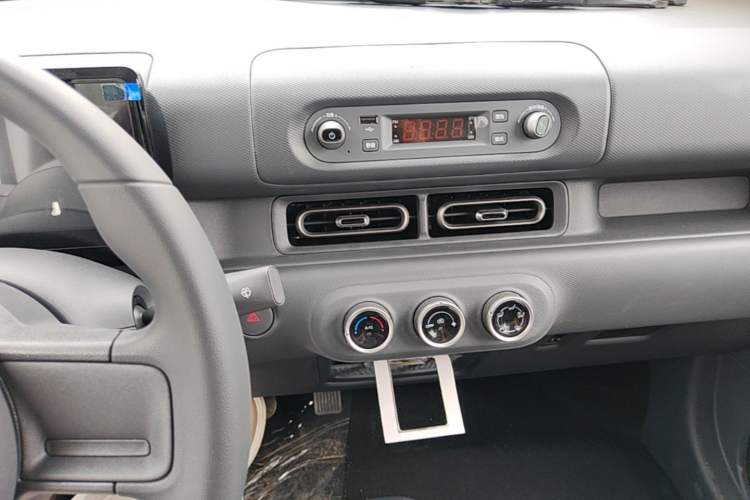 Used Wuling Zhiguang New Energy 2025 Model 305km Ambitious Edition Audio And AC Panel