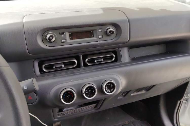 Used Wuling Zhiguang New Energy 2025 Model 305km Ambitious Edition Audio And AC Panel