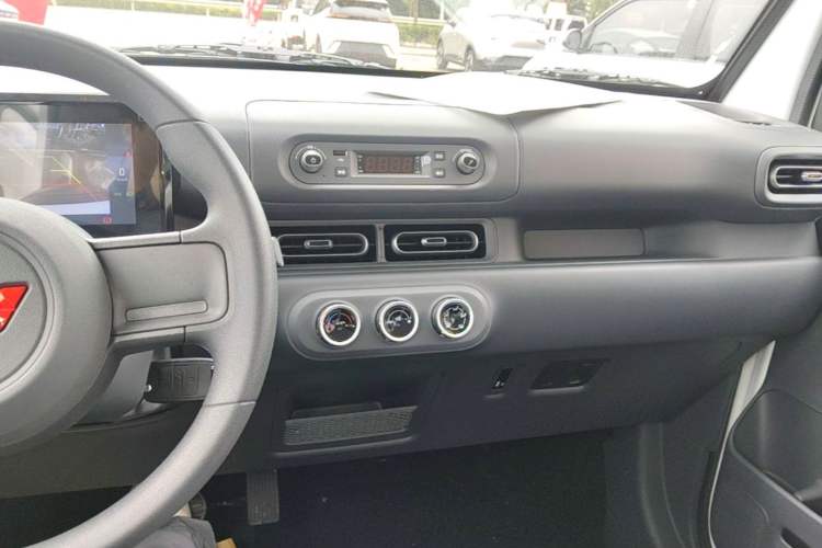 Used Wuling Zhiguang New Energy 2025 Model 305km Ambitious Edition Audio And AC Panel