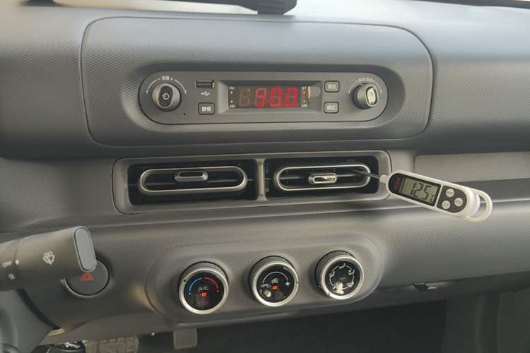 Used Wuling Zhiguang New Energy 2025 Model 305km Ambitious Edition Audio And AC Panel