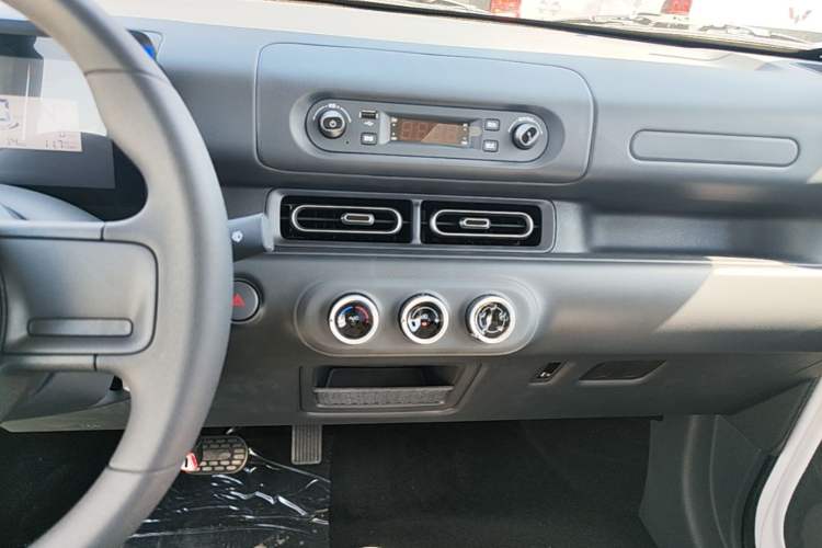 Used Wuling Zhiguang New Energy 2025 Standard Model Audio And AC Panel