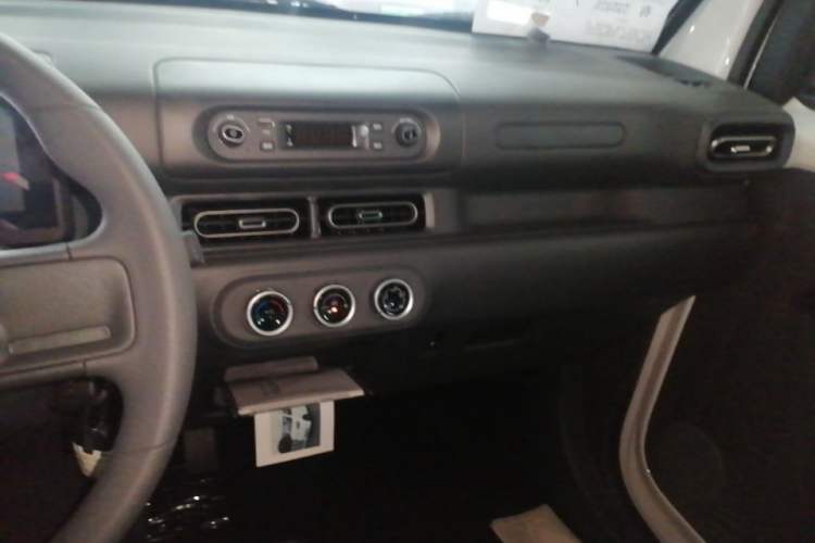 Used Wuling Zhiguang New Energy 2025 Comfort Model Audio And AC Panel