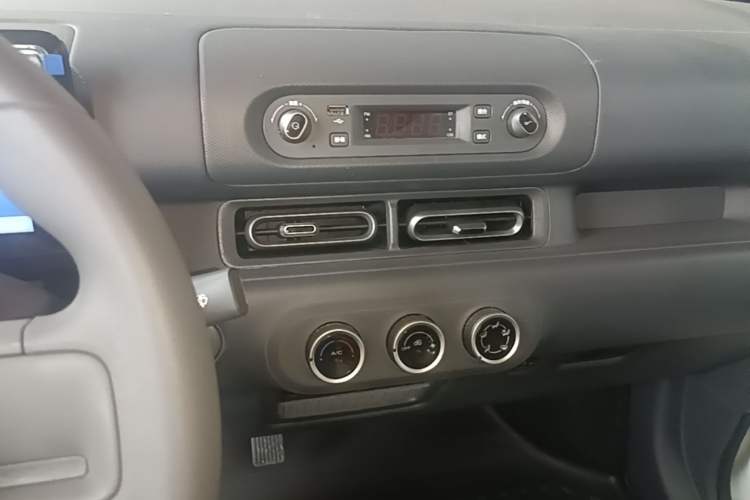 Used Wuling Zhiguang New Energy 2025 Model 305km Ambitious Edition Audio And AC Panel