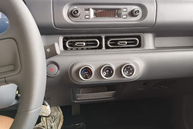 Used Wuling Zhiguang New Energy 2025 Model 305km Ambitious Edition Audio And AC Panel