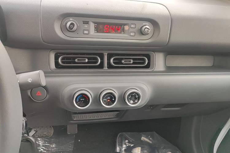 Used Wuling Zhiguang New Energy 2025 Model 305km Ambitious Edition Audio And AC Panel
