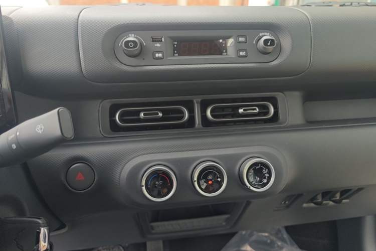 Used Wuling Zhiguang New Energy 2025 Model 305km Ambitious Edition Audio And AC Panel
