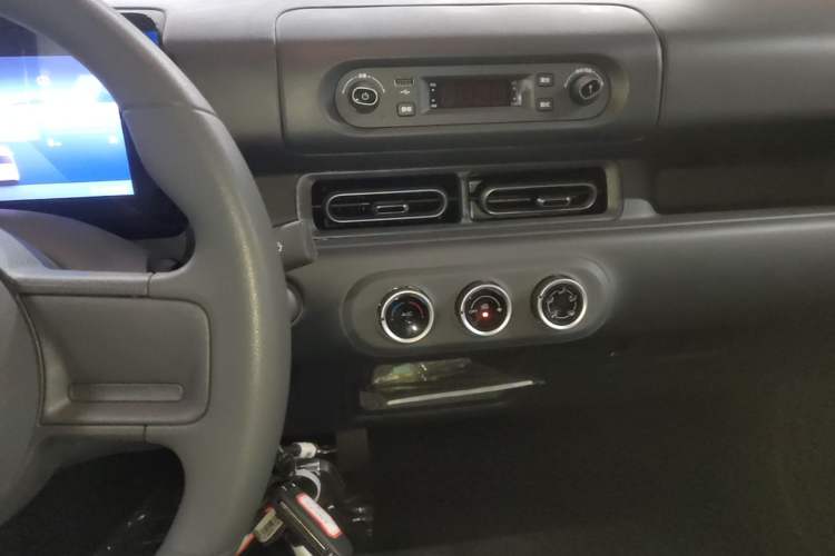 Used Wuling Zhiguang New Energy 2025 Model 305km Ambitious Edition Audio And AC Panel
