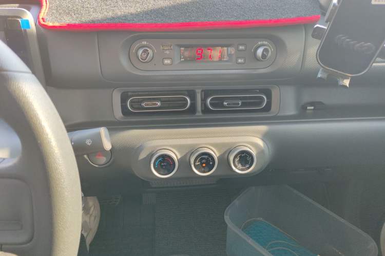 Used Wuling Zhiguang New Energy 2025 Standard Model Audio And AC Panel