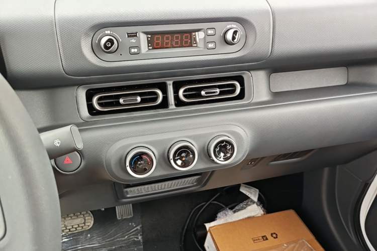 Used Wuling Zhiguang New Energy 2025 Model 305km Ambitious Edition Audio And AC Panel